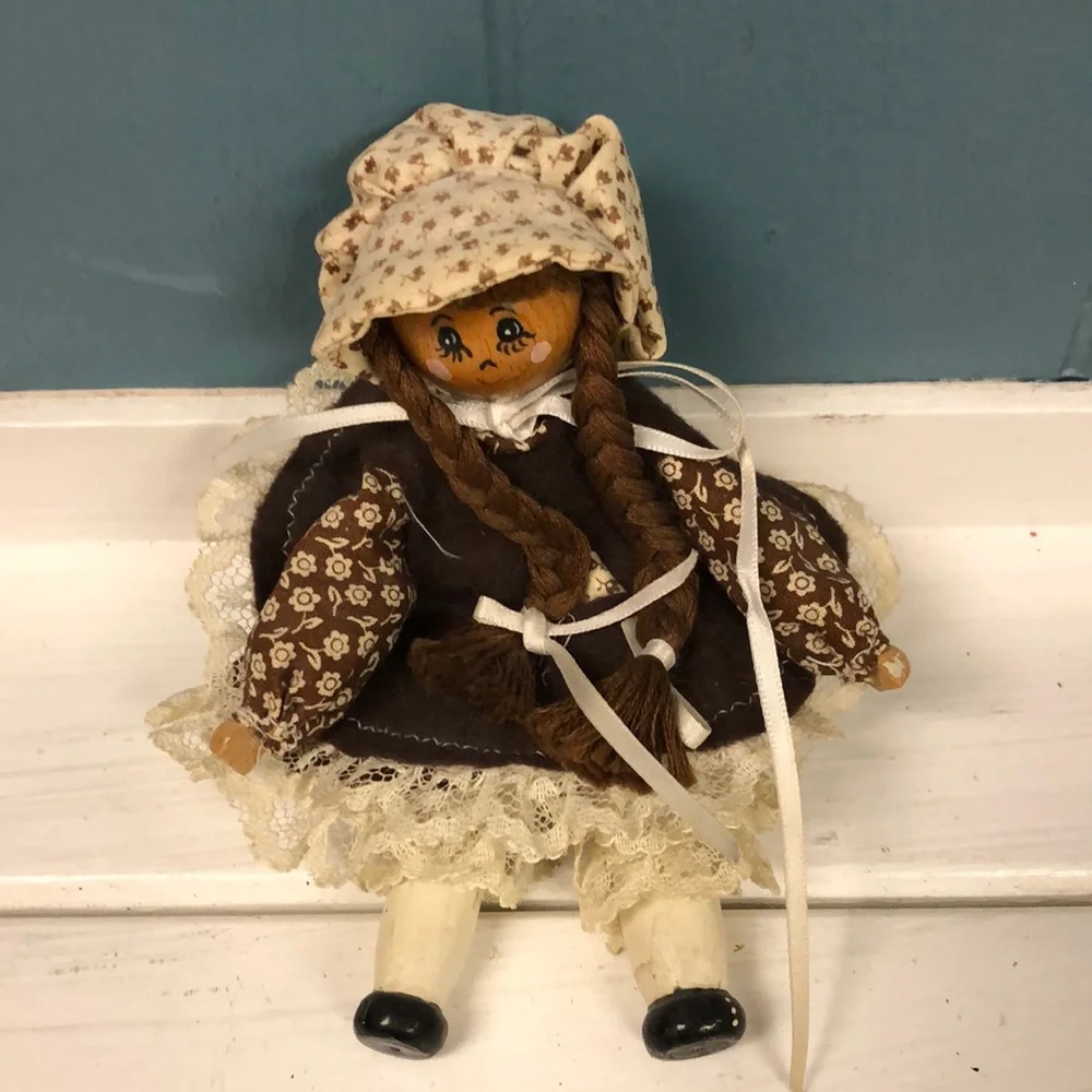 Vtg Clothespin 6” Doll Brunette Hair, Braids prairie Dress Pinafore chair Taiwan